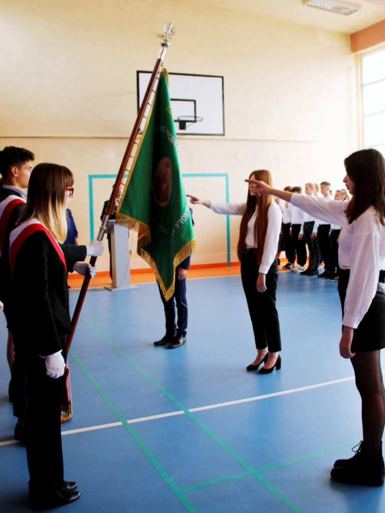 Pasowanie nowych uczniów we Włókienniku