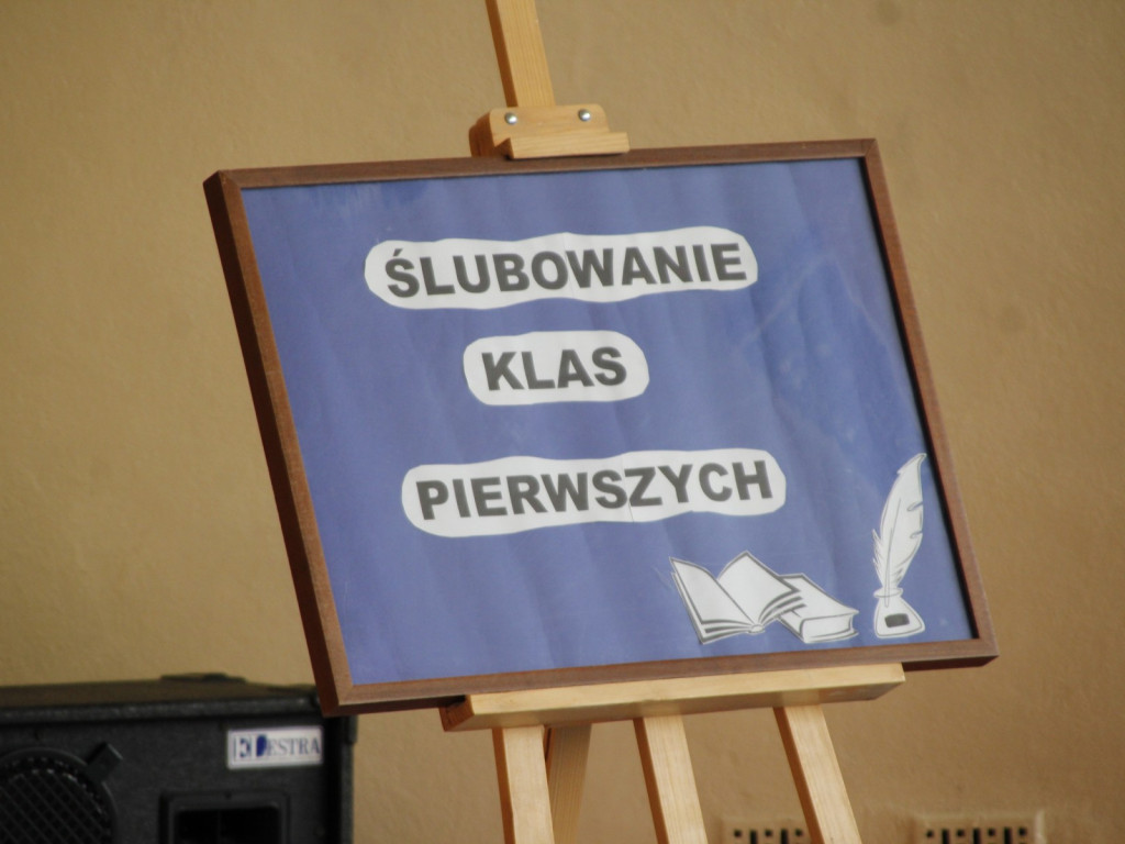 Pasowanie nowych uczniów we Włókienniku