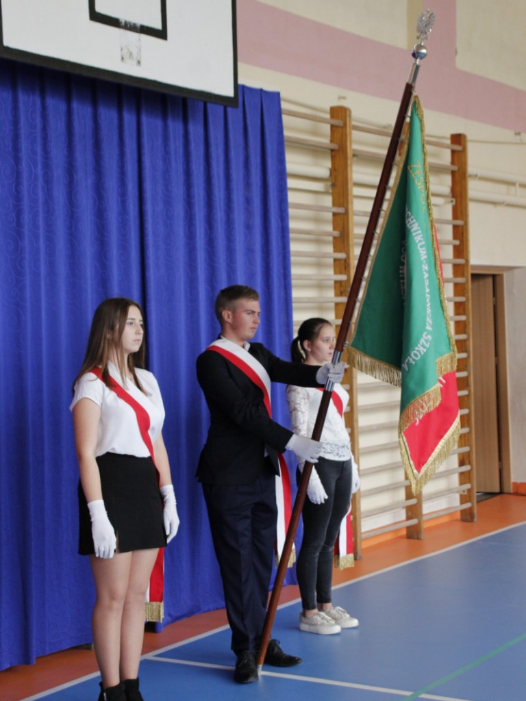 Pasowanie nowych uczniów we Włókienniku