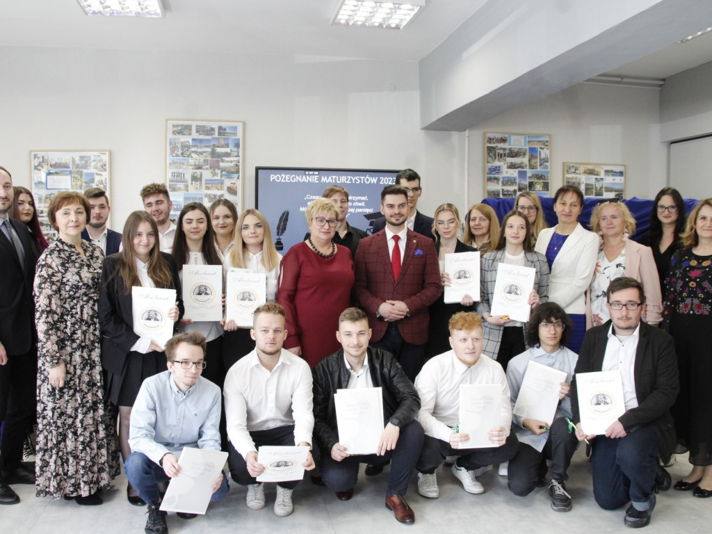 Ostatni dzwonek dla maturzystów z Włókiennika