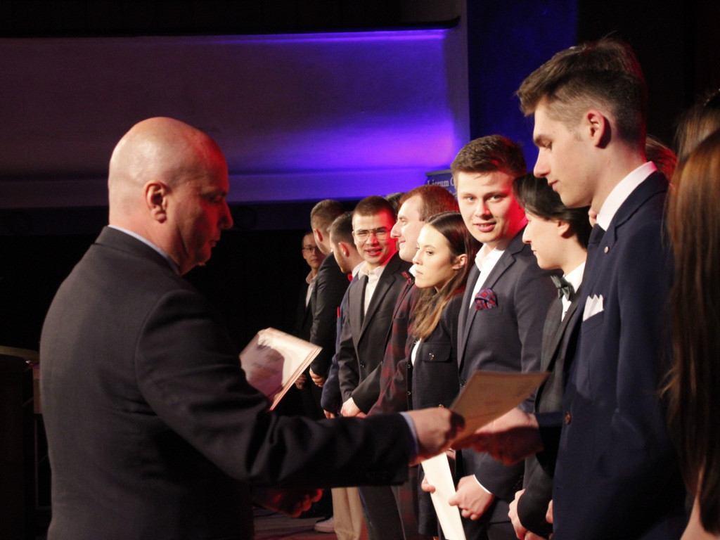 Kolejny rocznik maturzystów pożegnał mury Czerwoniaka