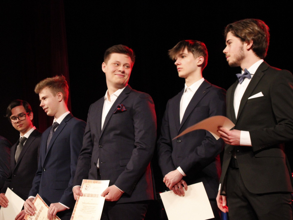 Kolejny rocznik maturzystów pożegnał mury Czerwoniaka