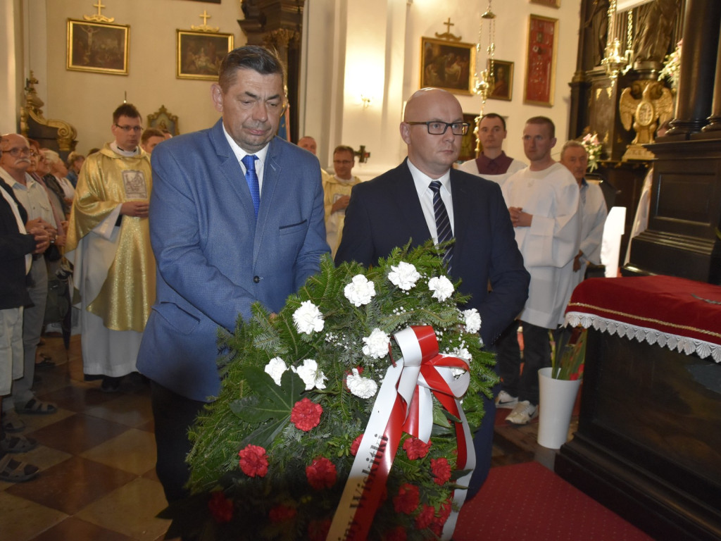 Hołd przed obrazem Matki Boskiej Powstańczej