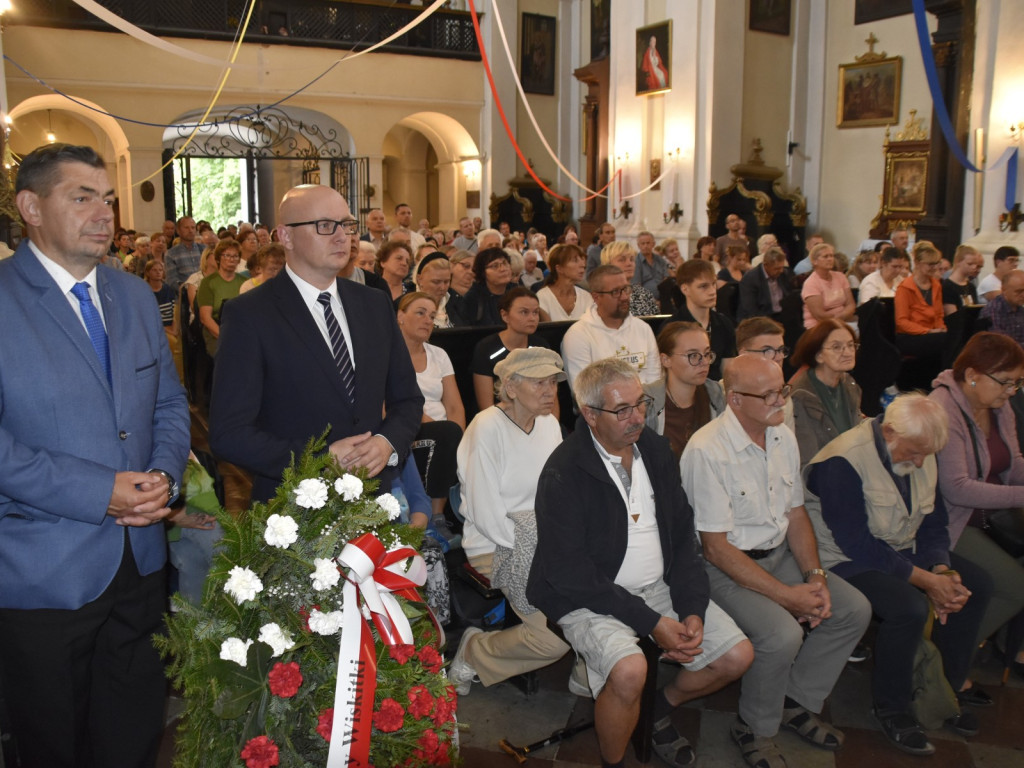Hołd przed obrazem Matki Boskiej Powstańczej