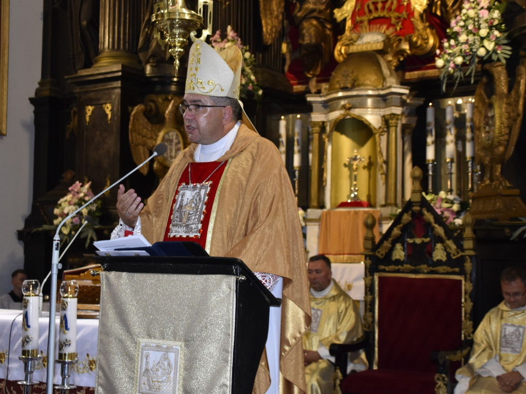 Hołd przed obrazem Matki Boskiej Powstańczej