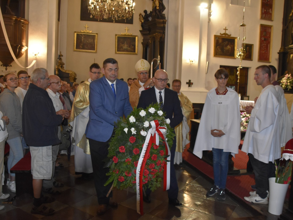 Hołd przed obrazem Matki Boskiej Powstańczej
