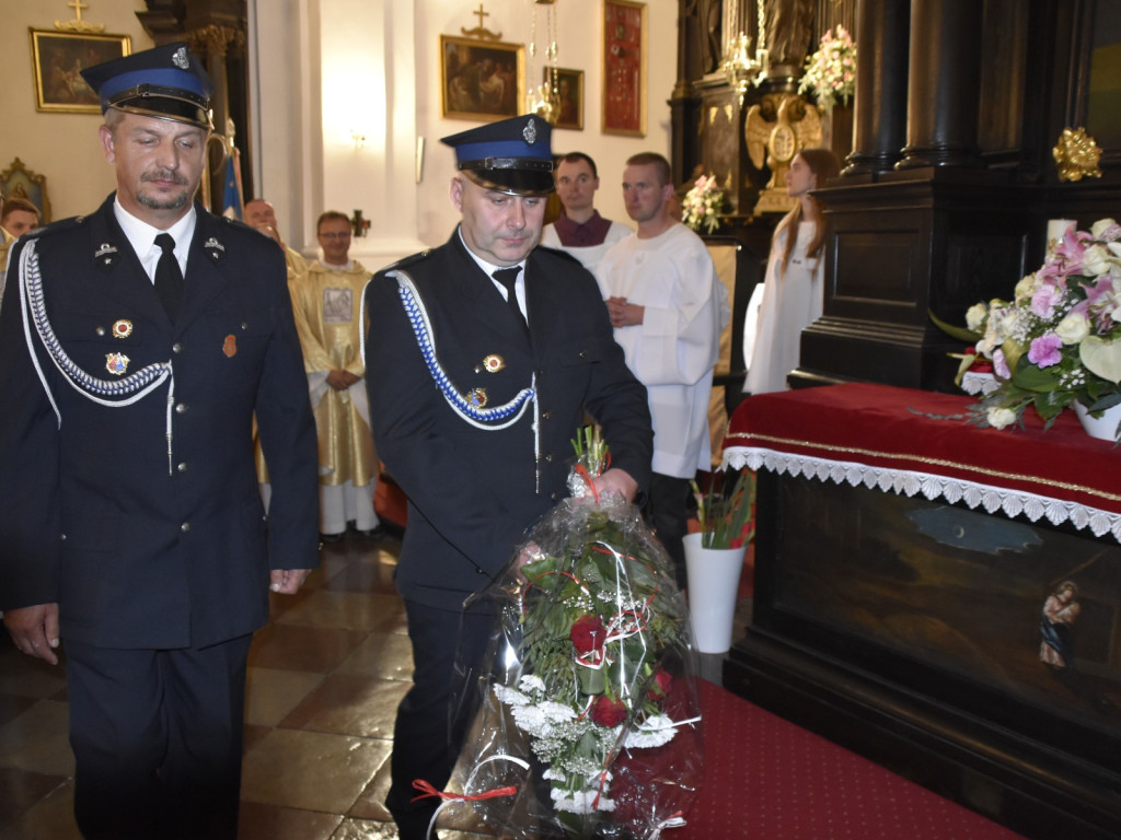 Hołd przed obrazem Matki Boskiej Powstańczej
