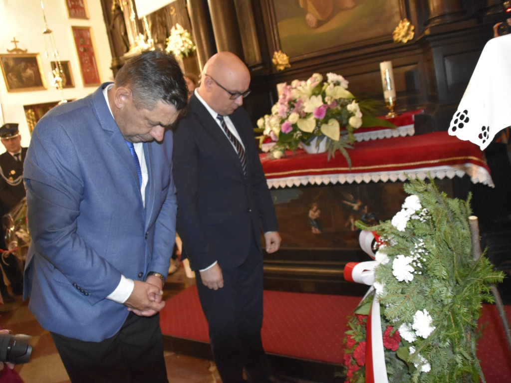 Hołd przed obrazem Matki Boskiej Powstańczej