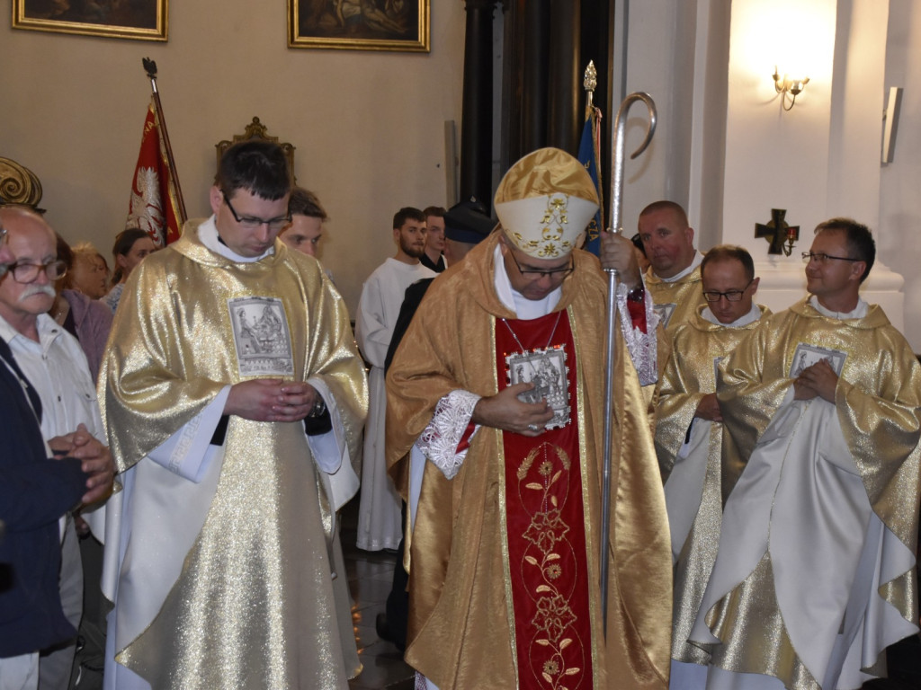 Hołd przed obrazem Matki Boskiej Powstańczej