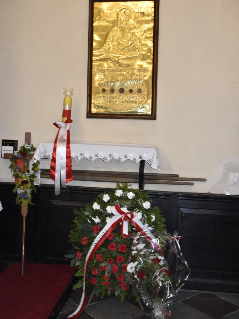 Hołd przed obrazem Matki Boskiej Powstańczej