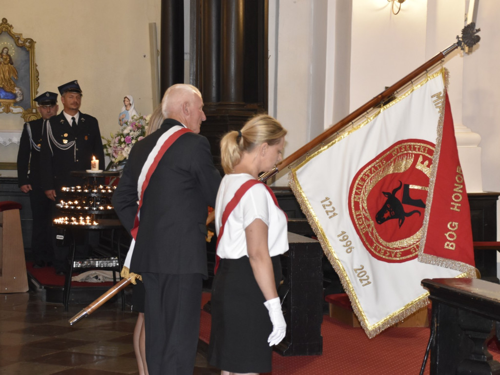 Hołd przed obrazem Matki Boskiej Powstańczej