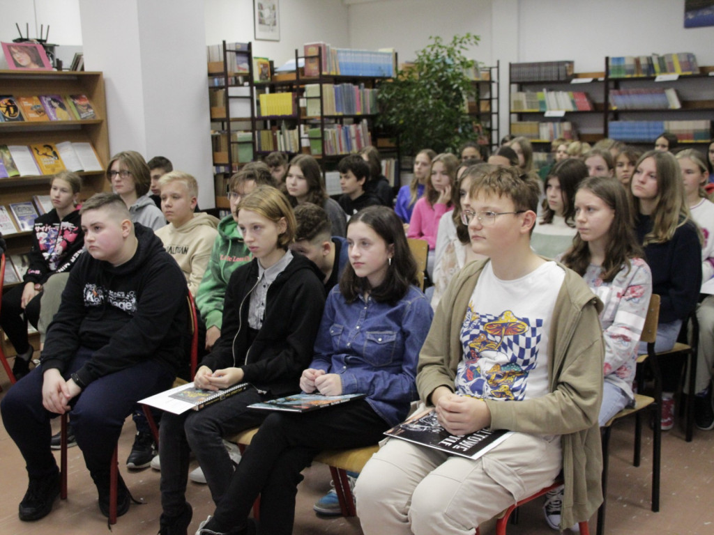 Spotkanie z Barbarą Kosmowską w szkolnej bibliotece