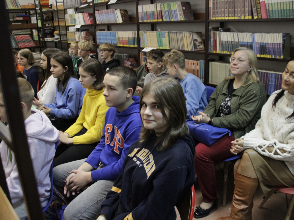 Spotkanie z Barbarą Kosmowską w szkolnej bibliotece