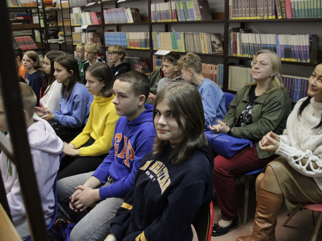Spotkanie z Barbarą Kosmowską w szkolnej bibliotece