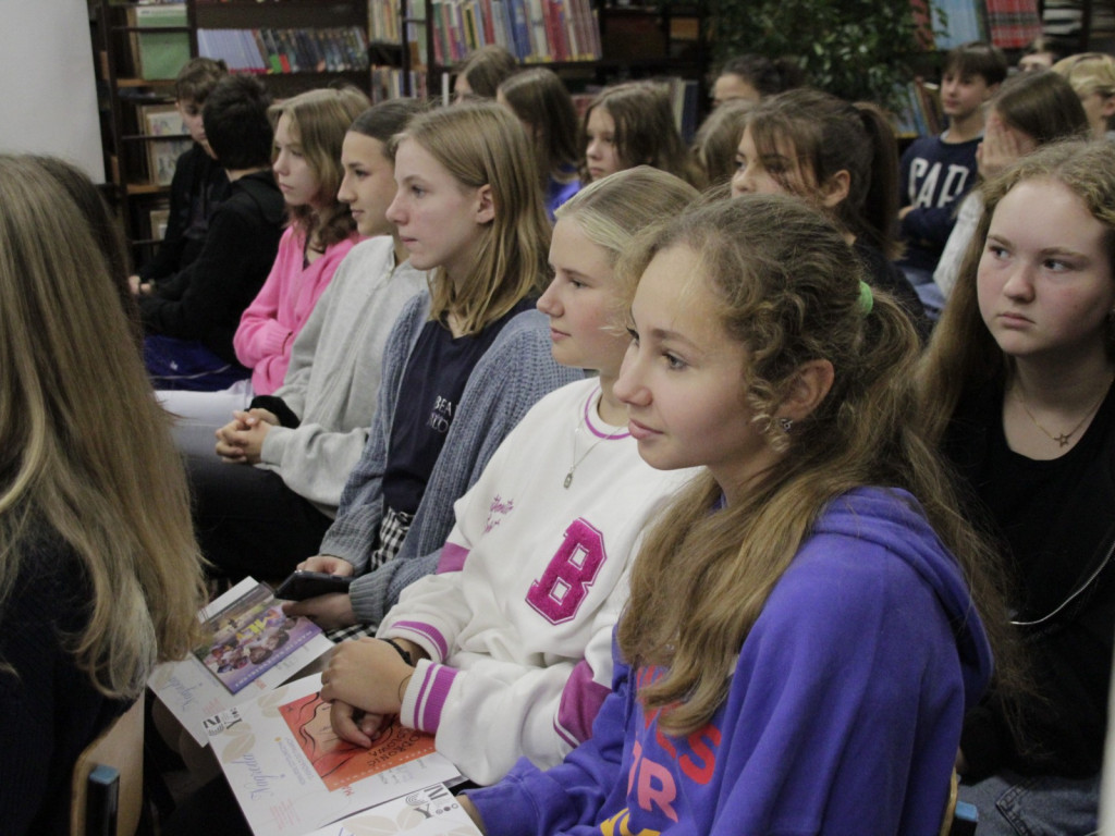 Spotkanie z Barbarą Kosmowską w szkolnej bibliotece