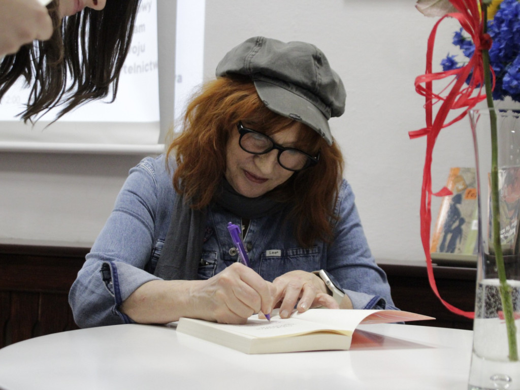 Spotkanie z Barbarą Kosmowską w szkolnej bibliotece