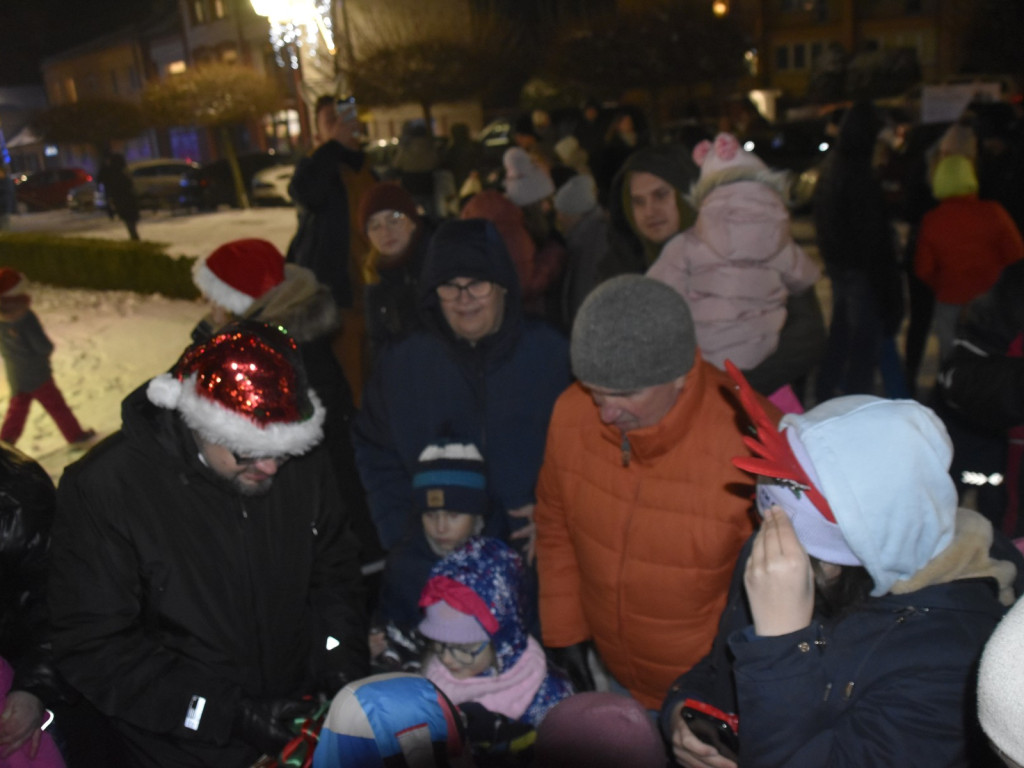 Choinka zaiskrzyła światłami i listy do Świętego Mikołaja