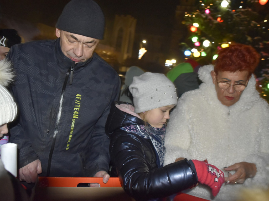 Choinka zaiskrzyła światłami i listy do Świętego Mikołaja