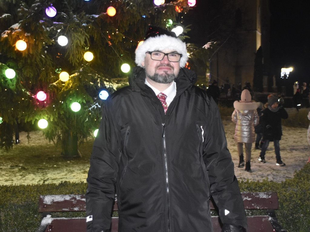 Choinka zaiskrzyła światłami i listy do Świętego Mikołaja