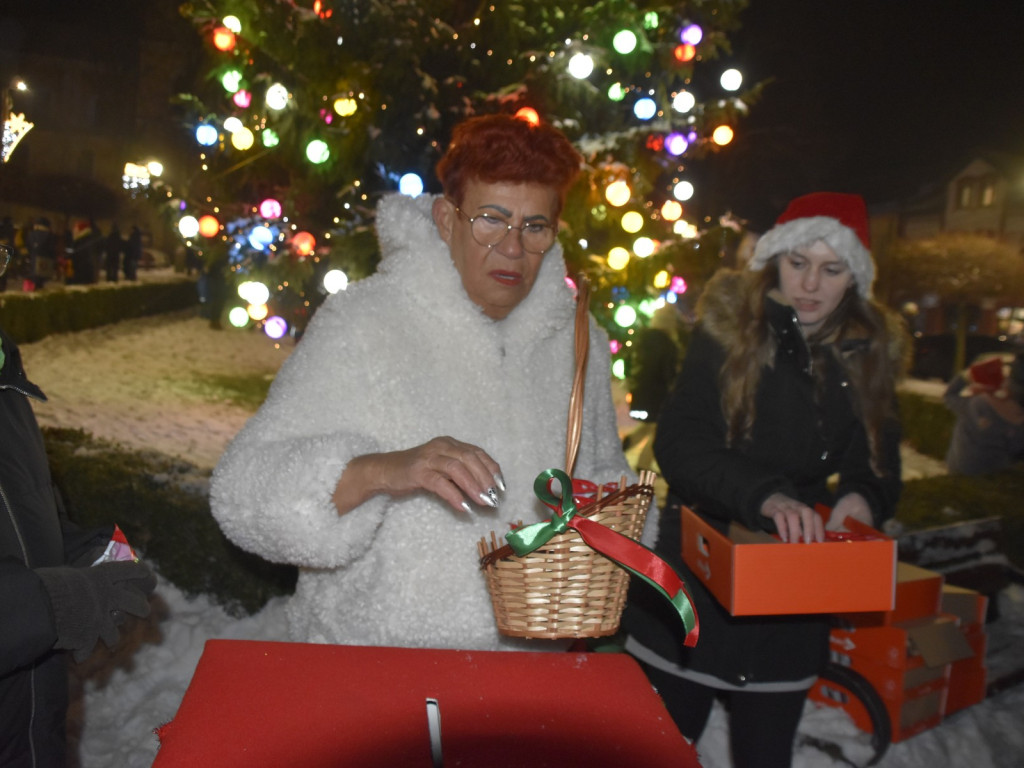Choinka zaiskrzyła światłami i listy do Świętego Mikołaja