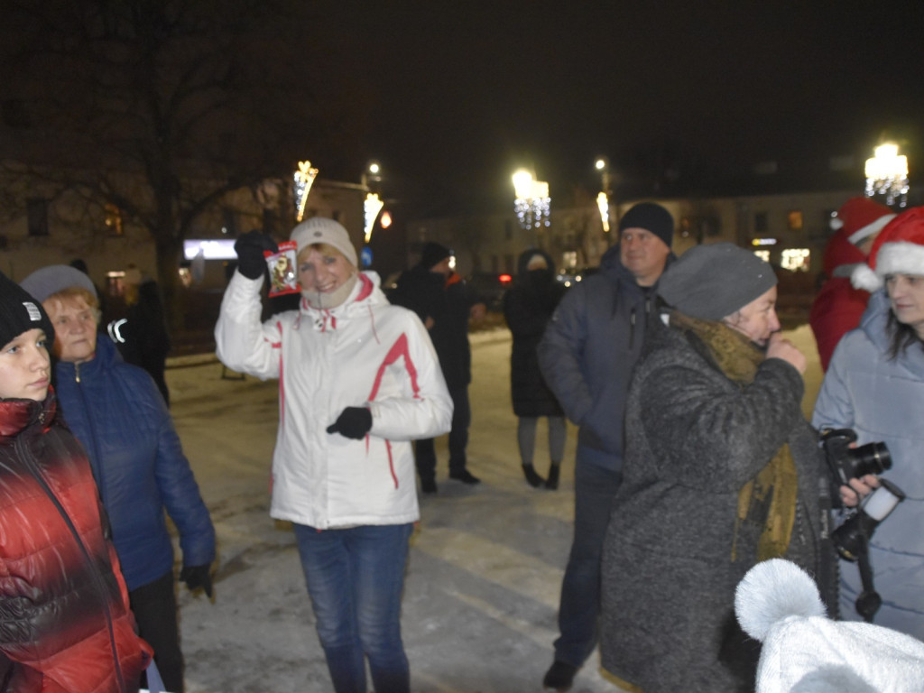 Choinka zaiskrzyła światłami i listy do Świętego Mikołaja