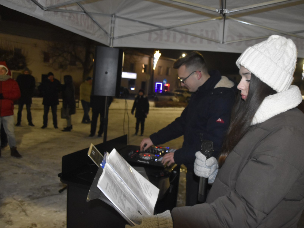 Choinka zaiskrzyła światłami i listy do Świętego Mikołaja