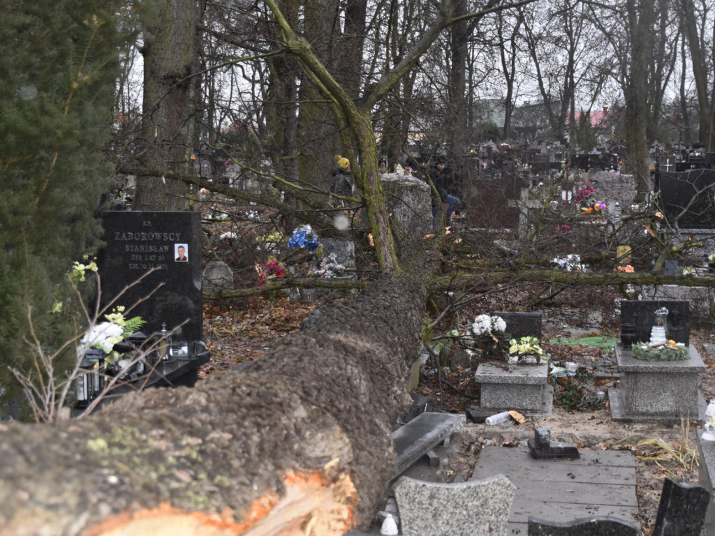 Nad cmentarzem przeszedł prawdziwy tajfun