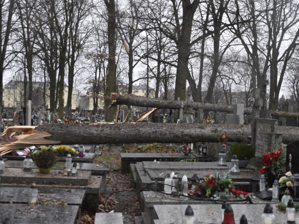 Nad cmentarzem przeszedł prawdziwy tajfun