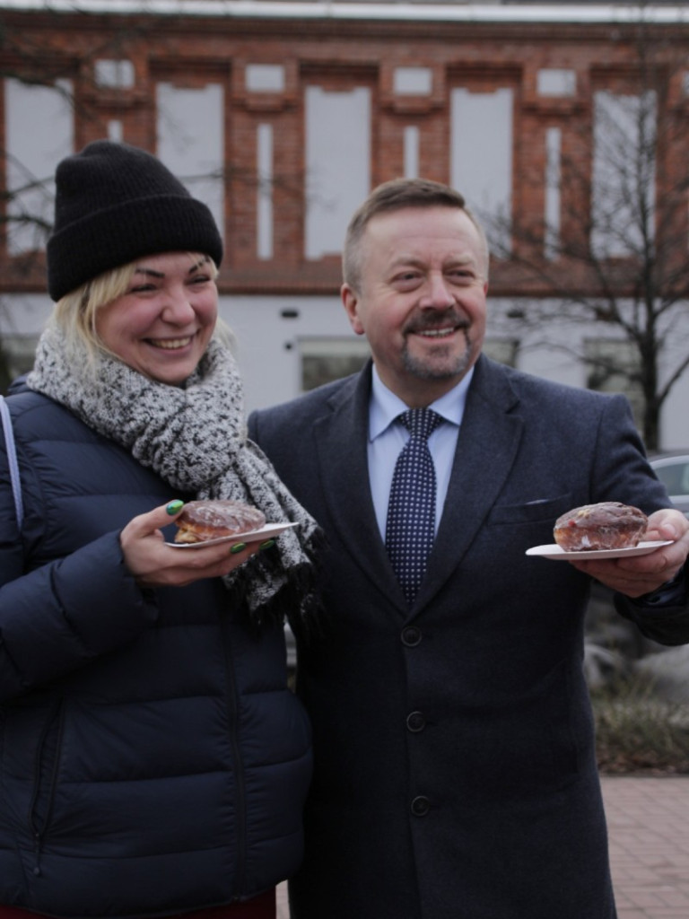Najsłodszy dzień w roku - przed Magistratem