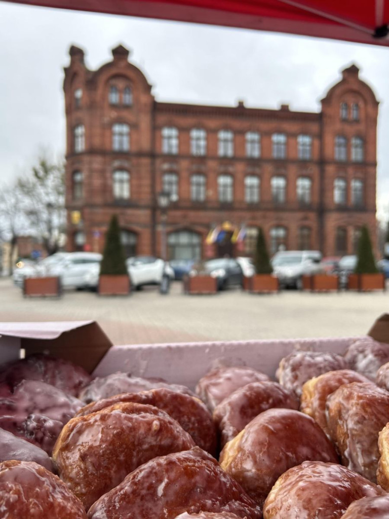 Najsłodszy dzień w roku - przed Magistratem
