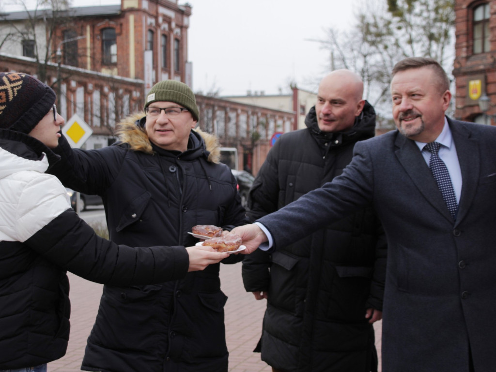 Najsłodszy dzień w roku - przed Magistratem