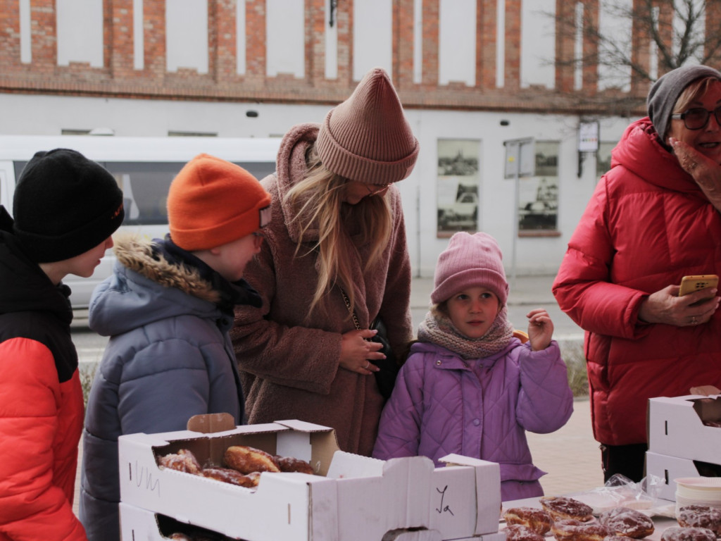 Najsłodszy dzień w roku - przed Magistratem