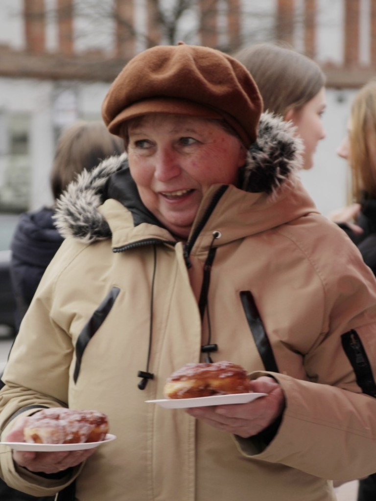 Najsłodszy dzień w roku - przed Magistratem