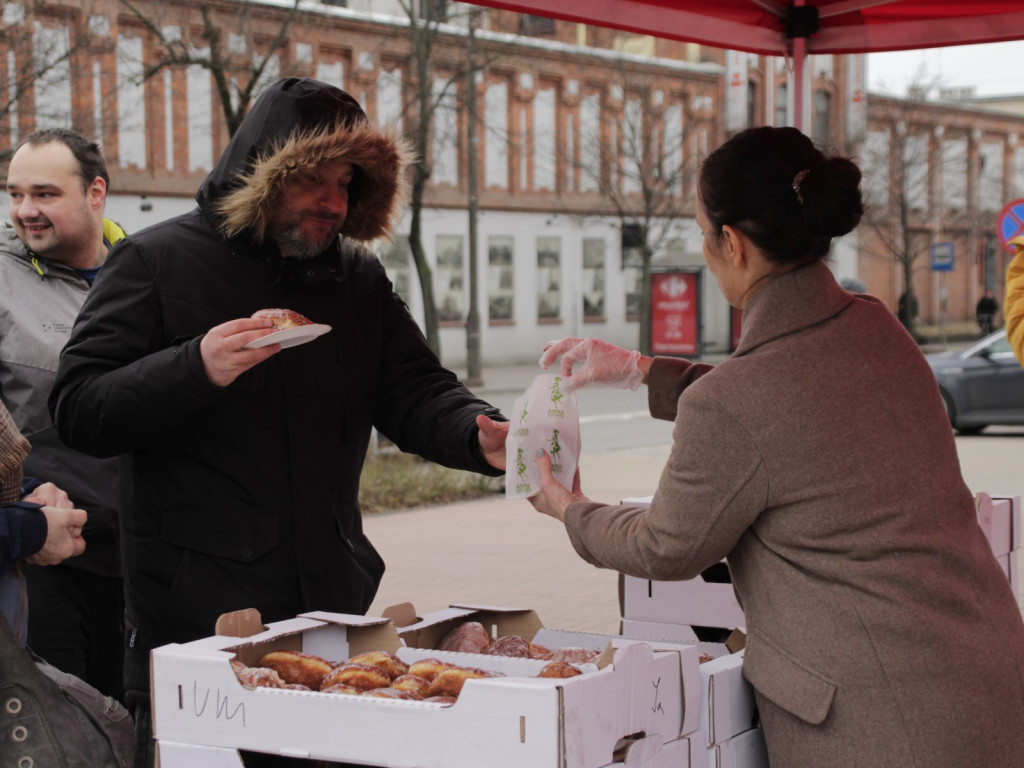 Najsłodszy dzień w roku - przed Magistratem