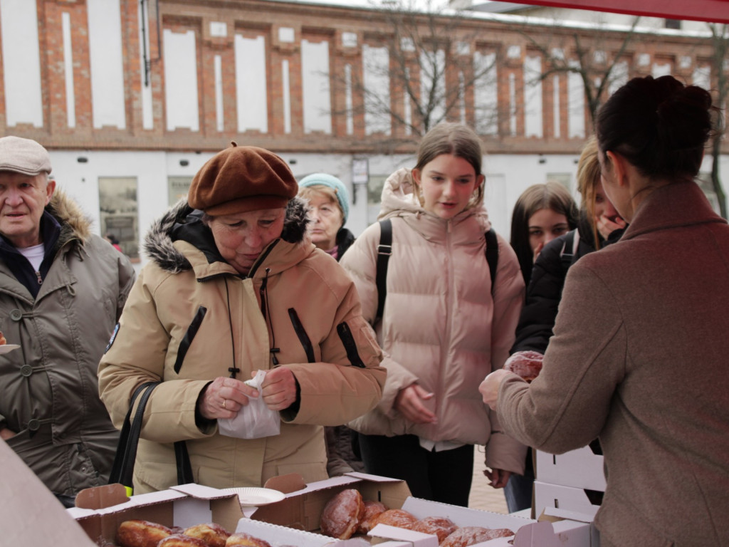 Najsłodszy dzień w roku - przed Magistratem