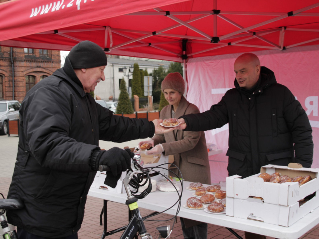 Najsłodszy dzień w roku - przed Magistratem