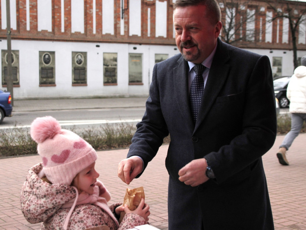 Najsłodszy dzień w roku - przed Magistratem