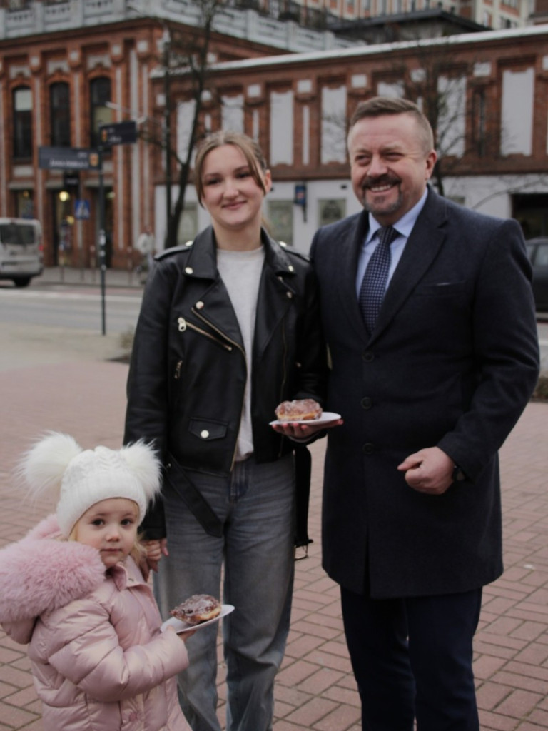 Najsłodszy dzień w roku - przed Magistratem