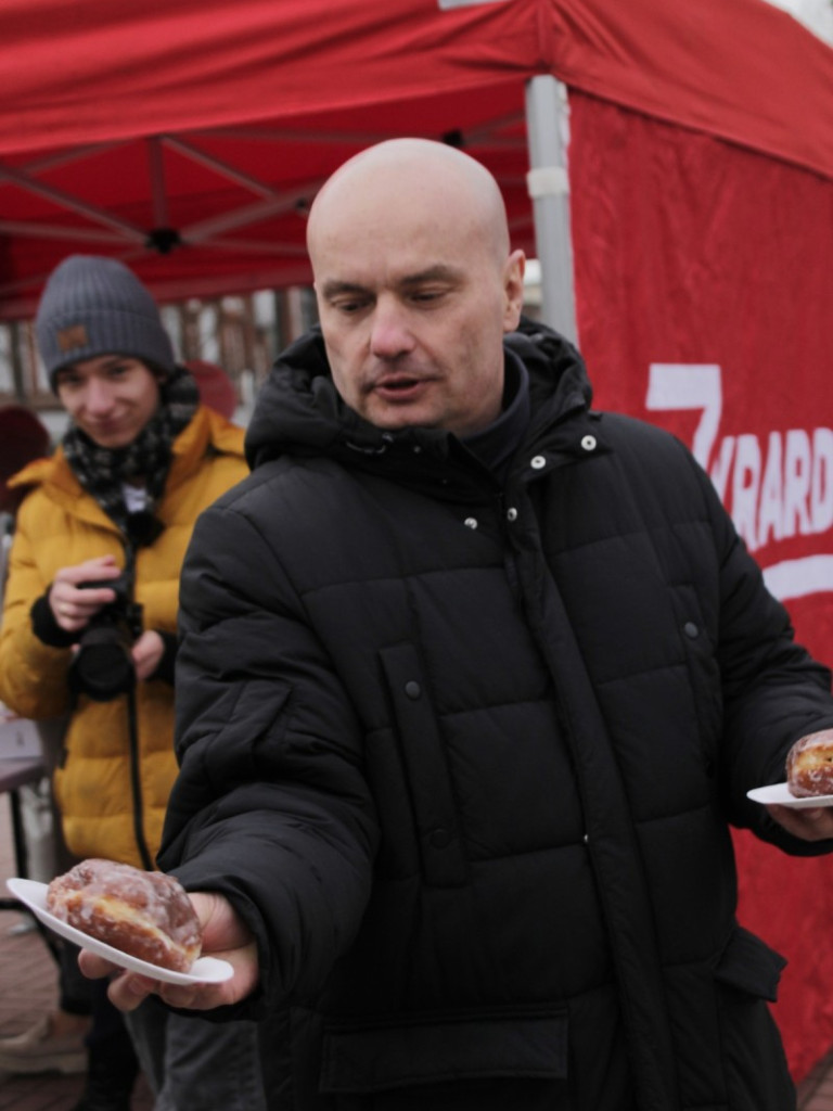 Najsłodszy dzień w roku - przed Magistratem