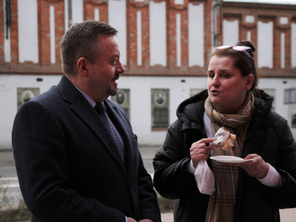 Najsłodszy dzień w roku - przed Magistratem