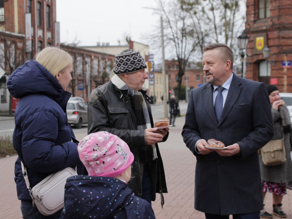Najsłodszy dzień w roku - przed Magistratem