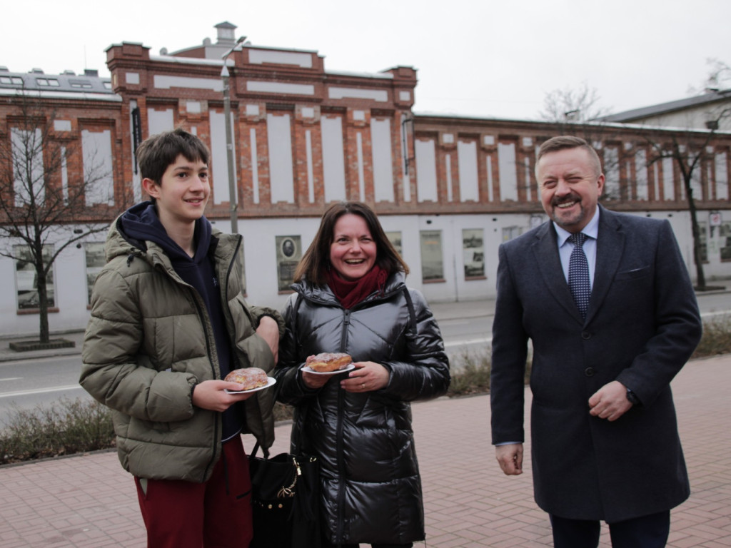Najsłodszy dzień w roku - przed Magistratem