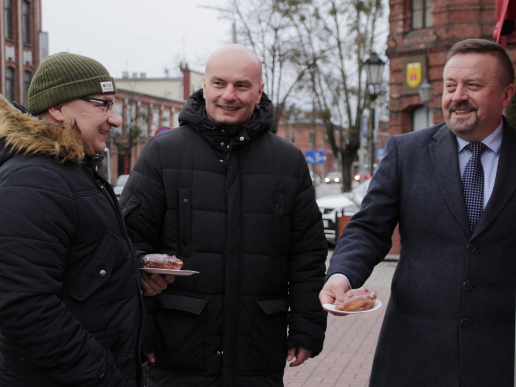 Najsłodszy dzień w roku - przed Magistratem