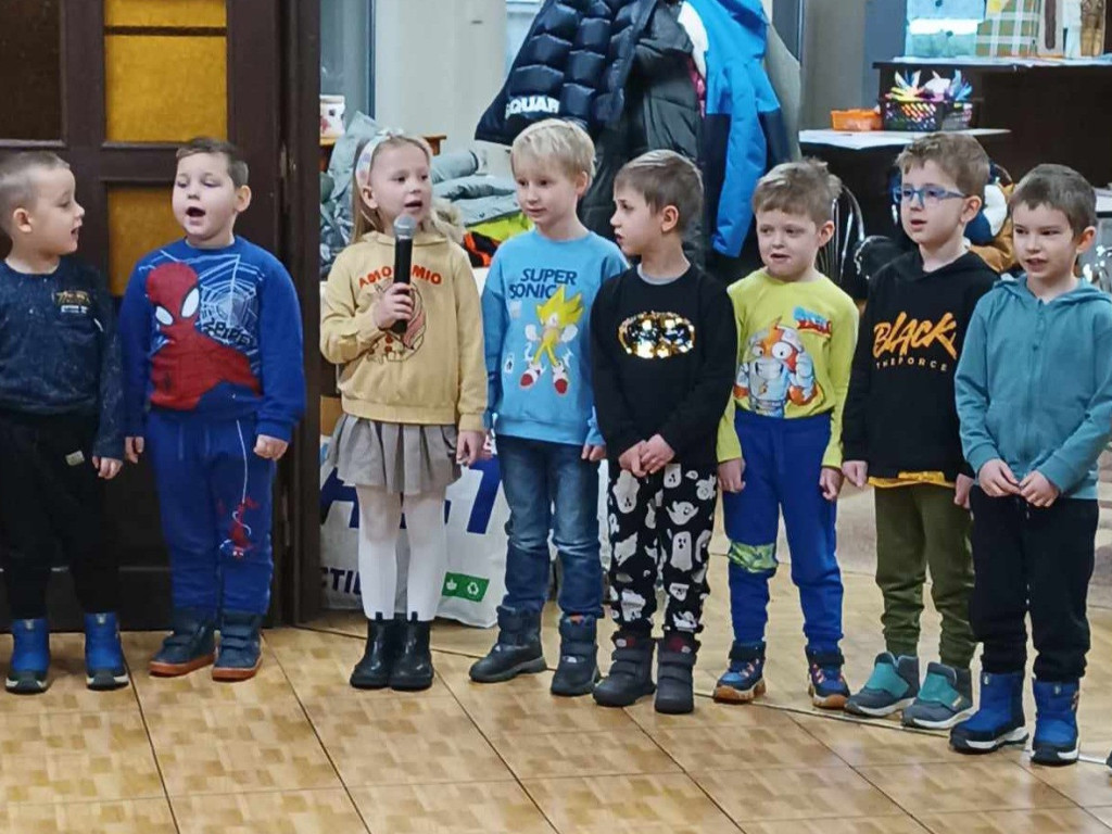 Przedszkolaki obdarowały seniorów herbatką
