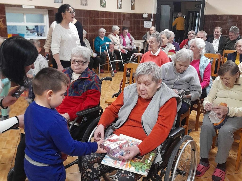 Przedszkolaki obdarowały seniorów herbatką