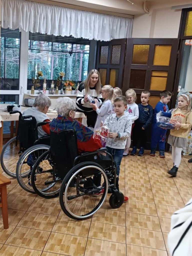 Przedszkolaki obdarowały seniorów herbatką