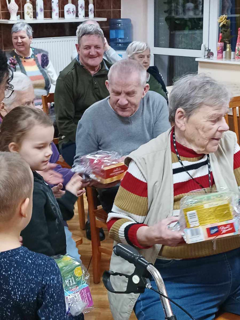 Przedszkolaki obdarowały seniorów herbatką