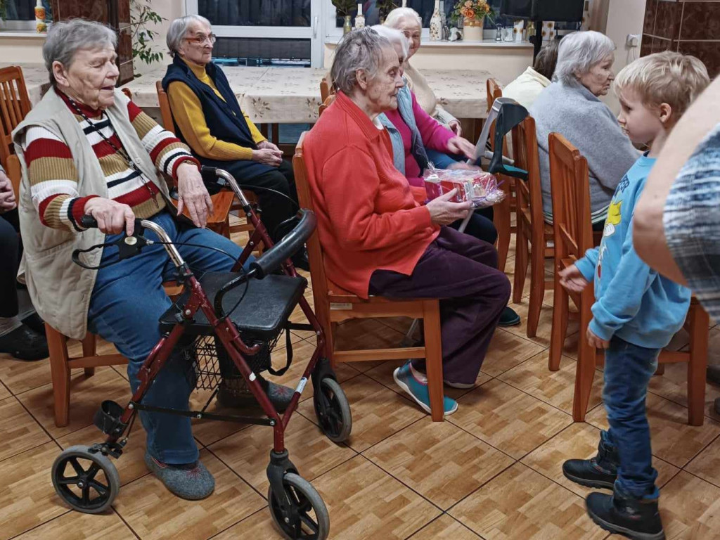 Przedszkolaki obdarowały seniorów herbatką