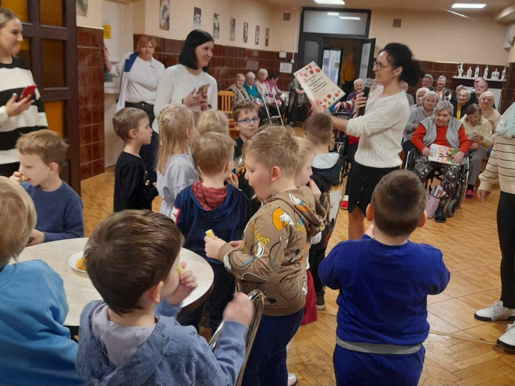 Przedszkolaki obdarowały seniorów herbatką