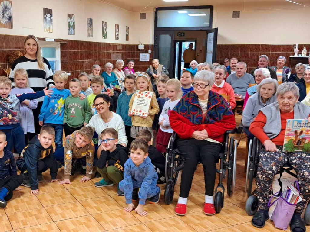 Przedszkolaki obdarowały seniorów herbatką